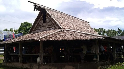 Rumah_adat_Sasadu_Desa_Gamtala.jpg